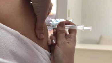 vacina no braço seringa