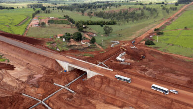 Obras na estrada boiadeira na região de Umuarama, noroeste do Paraná.