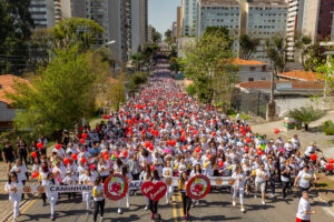 A tradicional Caminhada do Coração, maior evento público de promoção da saúde no Paraná, realizada pelo Hospital Cardiológico Costantini, chega à 18ª edição no próximo dia 25 de setembro, domingo.   Tradicionalmente realizada em setembro, Mês do Coração, a Caminhada tem como principal objetivo incentivar a prática de exercícios e hábitos de vida saudáveis. É uma das maiores caminhadas temáticas do país, reúne milhares de pessoas no percurso de 4 quilômetros entre pontos turísticos da cidade, da Praça do Japão ao Parque Barigui.  Para participar, não é necessário fazer inscrição, Basta comparecer à Praça do Japão, no Batel, a partir das 7h30, com a largada marcada para as 9h. O evento tem apoio da Secretaria Municipal de Esporte, Lazer e Juventude e as primeiras 1.000 pessoas que levarem para doação um brinquedo ou alimento não perecível receberão a camiseta oficial da Caminhada.