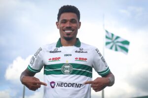 Coritiba exibe logo da Neodent nos uniformes principais e de categoria de base após renovação de patrocínio da marcaCrédito: Divulgação Coritiba