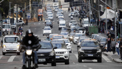 Trânsito - carros - ruas de curitiba com movimento intenso de carros - congestionamento nas ruas do centro de Curitiba - IPVA - licenciamento -