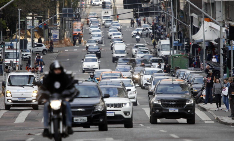 Trânsito - carros - ruas de curitiba com movimento intenso de carros - congestionamento nas ruas do centro de Curitiba - IPVA - licenciamento -