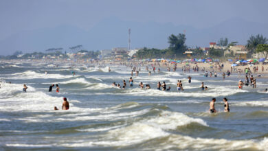 Verão Maior Paraná - imagens das praias do Paraná - corpo de bombeiros - Ferry Boat Matinhos/Guaratuba - praia Caieiras - praia Brava de Guaratuba - Policia militar patrulhando na praia - helicoptero dos bombeiros - salva vidas - banhista deficiente na