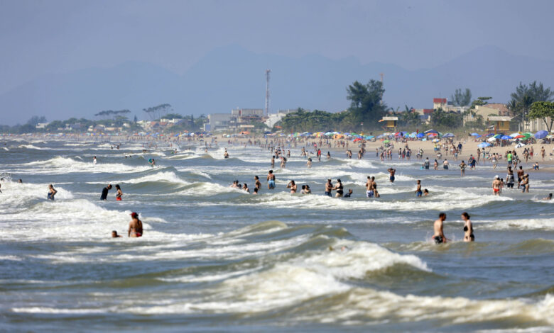 Verão Maior Paraná - imagens das praias do Paraná - corpo de bombeiros - Ferry Boat Matinhos/Guaratuba - praia Caieiras - praia Brava de Guaratuba - Policia militar patrulhando na praia - helicoptero dos bombeiros - salva vidas - banhista deficiente na