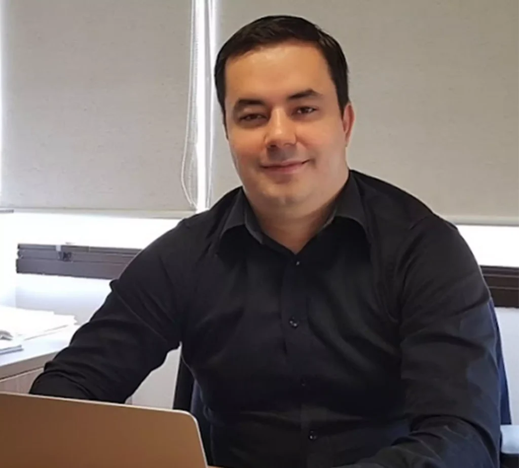 Nada se cria, afinal estamos em uma curva contínua de evolução desde o início do universo. O que muda, na verdade, é a velocidade da transformação, que a partir dos anos 2000 passou a ser exponencial. Neste momento, entramos no maior dilema da história da humanidade, potencializando a capacidade cognitiva humana nesta curva crescente através da Inteligência Artificial. Yuval Harari descreve nossa jornada de evolução em seu livro “Sapiens - Uma Breve História da Humanidade”: nos últimos 500 anos, com o avanço da ciência, passamos a aceitar que temos muitas incertezas e ignorância, e a capacidade de expandir nosso conhecimento é praticamente infinita. Na Era Medieval, por exemplo, as pessoas eram muito guiadas por crenças e mitos. Hoje, a humanidade depende mais da ciência e da capacidade de questionar. Essa revolução científica é essencial para impulsionar a criação da tecnologia, que é uma forma de aplicar a ciência na construção de ferramentas que melhoram a vida das pessoas, e é inegável o sucesso da humanidade com as conquistas das evoluções tecnológicas. A vida de uma criança que nasce hoje, por exemplo, pode chegar a 100 anos ou mais. A base da ciência é o pensamento. Nós, Sapiens, somos os únicos seres com a capacidade de desenvolver e expandir conhecimento. Também acrescentamos o método empírico nesse processo, que nos permite observar os eventos e a história para produzir conhecimento e evoluir, reduzindo as incertezas. O século 21 está sendo direcionado pela digitalização, estamos transformando tudo em dados. Interações sociais, consumo, trabalho, aplicativos para otimizar nossa relação com o trânsito, com a cidade, com as refeições, veículos autônomos, agricultura movida por sensores, indústrias conectadas e inteligentes movidas por dados. Enfim, estamos produzindo observações empíricas sem precedentes, que são a principal matéria prima para a ciência. Portanto, é natural falarmos sobre ciência de dados neste momento, uma vez que ela nos fornece a base para introduzirmos a Inteligência Artificial. Estamos diante do processo científico mais audacioso da história, com a pretensão de reproduzir a capacidade cognitiva humana. Imagine construir redes neurais mais complexas, rápidas e potentes? A Inteligência Artificial já existe há, pelo menos, 50 anos. Não se trata de uma ciência recente, mas suas técnicas de aprendizado evoluíram muito na última década com a chegada de grandes impulsionadores como a internet, dispositivos móveis, a nuvem com mais interações e dados, além da própria evolução da computação para atingir seu maior hype: até o momento, em 2023, o ChatGPT, uma tecnologia, ou seja, um produto de um processo científico aplicado, abriu um portal democrático em poucos dias para centenas de milhões de novos usuários, libertando esta que promete ser a maior transformação de toda a história, afinal, exponencializar a cognição humana pode elevar o fator velocidade a um ritmo assustador de mudanças. Uma empresa chamada Open AI, cujo um dos fundadores é Elon Musk, com grande patrocínio da Microsoft, desenvolveu o ChatGPT, ainda em versão inicial, porém já mostrou, de forma brilhante, o que vem por aí. Através da ferramenta, um usuário comum pode produzir e criar textos, imagens, músicas, roteiros, códigos ou vídeos completos. Existem vários outros projetos e aplicações de grandes empresas de tecnologia criando inovações com bases científicas semelhantes às utilizadas no ChatGPT, conhecida como LLM (Large Language Model), mudando muito a forma como os modelos atuais de IA avançados, como o Google, funcionam. Bill Gates mencionou que o impacto deste marco histórico da ciência e tecnologia pode ser maior do que a internet representou recentemente. A curva exponencial de evolução da IA atual é incrível e capaz de dobrar a cada 4 meses. Para quem ainda não assistiu o documentário chamado AlphaGo, recomendo ver para compreender como um sistema de Inteligência Artificial da DeepMind conseguiu aprender a jogar um dos games mais complexos do mundo, um jogo de tabuleiro asiático chamado “GO”. Para usarmos como parâmetro de complexidade, o número de jogadas possíveis é maior que o número de átomos no universo observável. O AlphaGo aprendeu a jogar “GO” em alto nível em poucas horas, treinando com ele mesmo a partir das regras do jogo. O documentário descreve como foi possível, no ano de 2016, um sistema de IA, baseado em aprendizado por reforço ou recompensas, derrotar o melhor jogador de “GO” do mundo e a importância deste marco simbólico para a nossa história. A projeção é que antecipamos algo que estava previsto apenas para 2025 na computação. A IA é real e agora, mais do que nunca, é acessível para interação com pessoas comuns, que até então se relacionavam apenas de forma indireta com essa tecnologia, que já vinha sendo aplicada em sistemas de recomendação do varejo, algoritmos de buscas na internet, análises de créditos nos bancos ou reconhecimento facial para segurança. Como as empresas estão reagindo a essas oportunidades? Em primeiro lugar, acredito que os empregos não serão reduzidos, mas alterados. Muitas profissões serão impactadas e outras novas funções surgirão, foi assim em toda a história recente de evolução. Portanto, acredito que não devemos enxergar isso como a maior ameaça, e sim nos conscientizarmos de que é preciso se adaptar rapidamente a ela usando a IA como ferramenta para gerar mais valor. As funções burocráticas que produzem trabalhos repetitivos, com baixa necessidade de cognição humana, serão rapidamente substituídas e este processo já está acontecendo. Quando falamos sobre ChatGPT, podemos associar a atividades como as de um estagiário de Direito, que precisa criar contratos ou petições. Esse trabalho administrativo deve ser reduzido, o que não significa que o advogado é desnecessário. Contudo, grande parte das atividades podem ser alteradas e otimizadas, aumentando, inclusive, a precisão no trabalho. Em times de marketing, por exemplo, praticamente todas as etapas de desenvolvimento do trabalho já dependem de dados e métricas, portanto, temos um terreno fértil para IA. Com o ChatGPT podemos criar textos, imagens e vídeos, de forma cada vez mais rápida, sofisticada e com profundidade incrível. Já os times de tecnologia podem utilizar a IA baseada em ChatGPT para desenvolver e analisar códigos, o que deverá acelerar e empoderar uma das profissões mais escassas do século 21: o programador. E não para por aí, passando pelo RH com processos de recrutamento e seleção, treinamento de equipes e muito mais. A corrida já começou. No final do século 20, as empresas que não utilizavam sistemas ERP ou CRM para controlar seus negócios, por exemplo, já estavam atrasadas. Dada a velocidade de mudanças no século 21, nos próximos 3 a 5 anos, as empresas que não usarem IA como ferramenta de trabalho ficarão obsoletas rapidamente, com muita dificuldade de reagir às incertezas do mercado. O ChatGPT é apenas uma parte neste processo. Ele representa uma interface de ferramenta que carrega em sua construção uma enorme evolução da ciência com a Inteligência Artificial, aplicada para resolver problemas e melhorar a vida das pessoas. Todo este processo andando em velocidade exponencial, representará uma mudança inimaginável em tudo que acontecerá até 2030. Precisamos estar preparados para expandir perguntas com o objetivo de dominar a IA a nosso favor. É necessário entendermos que não se trata de uma batalha, e sim de um processo de evolução. A ideia de que máquinas poderão superar o Homo Sapiens ainda é uma ficção muito distante. Acredito que isso dependerá do quanto exploramos a possibilidade de expansão infinita da nossa capacidade de criar, evoluir e humanizar o mundo, conquistando conhecimento e mediando conflitos, afinal, estamos aqui para isso, com a capacidade que Deus nos deu e sabedoria que expandimos através da ciência. Anderson Paulucci é CDO e cofundador da triggo.ai