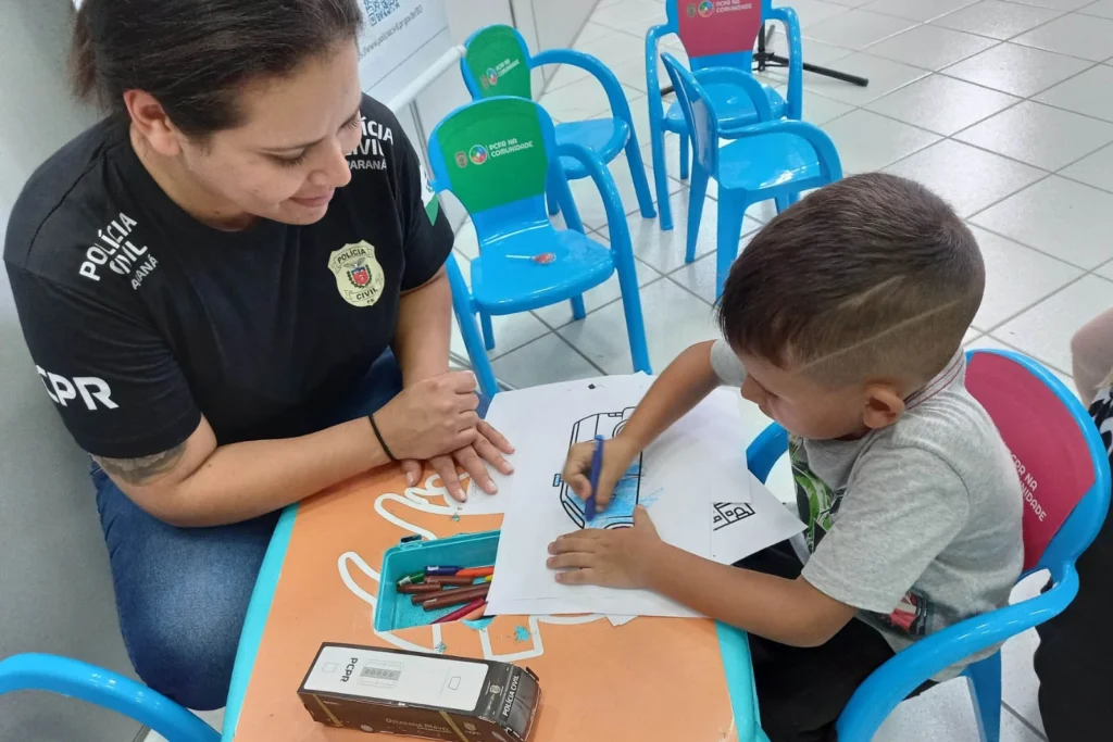 policia-civil-e-criança