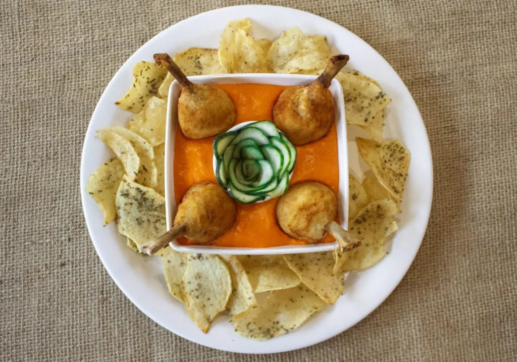 Anita Bar - Trouxinha de frango na piscina de cheddar. Acompanha pepino agridoce especial da casa e chips de batata. Crédito da foto: Marta Souza