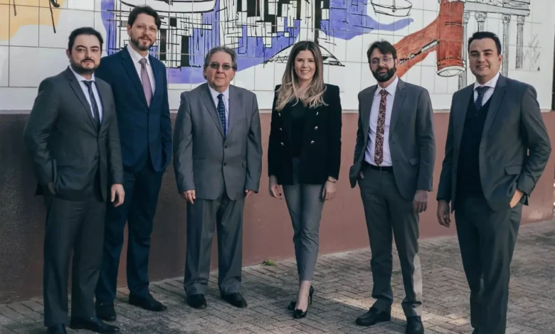 Na foto, os professores da Escola Paranaense de Direito, Luiz Gustavo de Andrade, Roosevelt Arraes, Luiz Eduardo Gunher, Ana Paula Pavelski, Dennys Robson Girardi e Luciano Reis. Hana Lidia