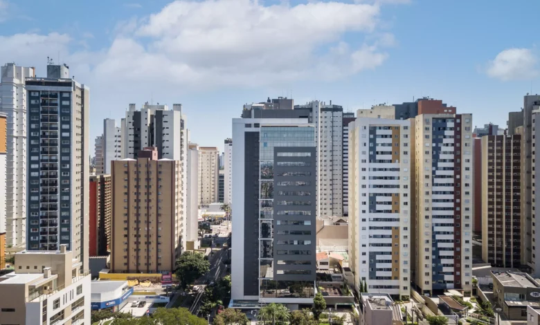 Helbor Stay Batel, em Curitiba, é um empreendimento voltado para moradias flexíveis que conta com a administração da Yogha e investimentos BTR