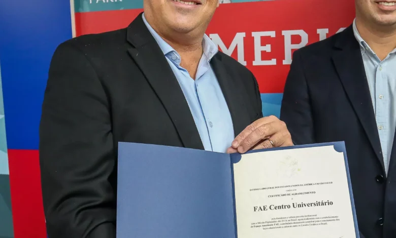 Reitor da FAE, Jorge Siarcos, com os agradecimentos do consulado. Valterci Santos.