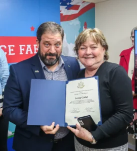 Coordenadora do Núcleo de Relações Internacionais e EducationUSA advise da FAE, Areta Galat, recebe agradecimentos de Gerry Kaufman.Valterci Santos.