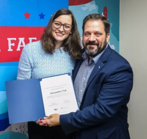 Coordenadora do Espaço Americano, Alessandra Tod, recebe agradecimentos de Gerry Kaufman.Valterci Santos.