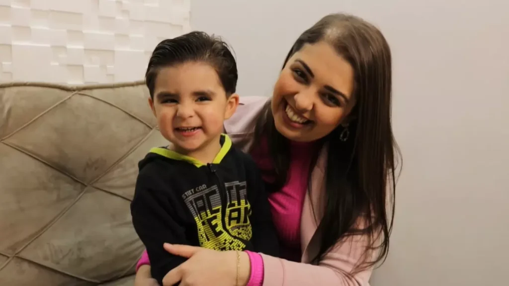 Camila Vaticola Santos e seu filho. Foto: Andreza Rossini / Comunicore
