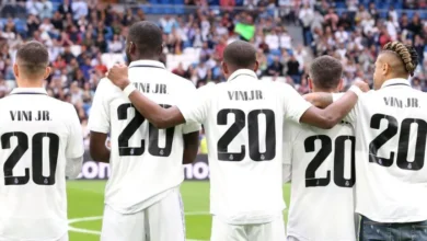 Jogadores do Real Madrid entram em campo com a camisa de Vini foto Getty Images