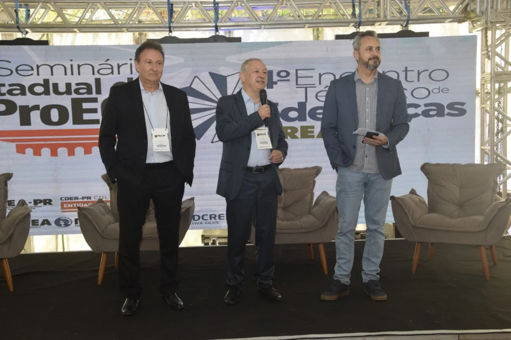 O diretor administrativo do Conselho e coordenador dos trabalhos da Frente Parlamentar, Eng. Agr. Clodomir Luiz Ascari; o presidente do Crea-PR, Eng. Civ. Ricardo Rocha; e o Coordenador da Frente Parlamentar na ALEP, Deputado Fábio Oliveira (Crédito: Divulgação)