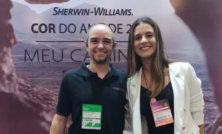 Leonardo Oliani, diretor executivo da Astéria e Carolina Capucini, analista de marketing pleno da Sherwin-Williams Astéria