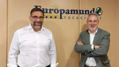 Alejandro de la Osa, CEO da Europamundo ao lado de Carlos Ruíz, diretor geral da Politours. Foto divulgação.