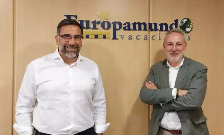 Alejandro de la Osa, CEO da Europamundo ao lado de Carlos Ruíz, diretor geral da Politours. Foto divulgação.