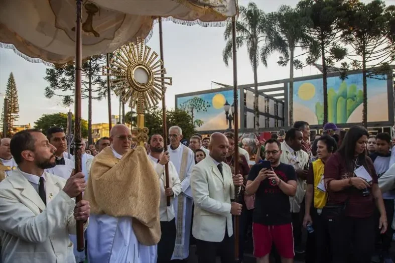 corpus-christi-arcebispo-carrega