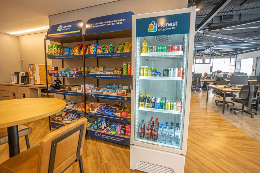 Na imagem, um minimercado da Honest Market Brasil instalado em um escritório. Tieri