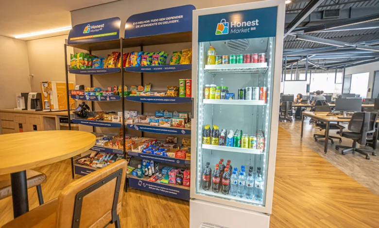 Na imagem, um minimercado da Honest Market Brasil instalado em um escritório. Tieri