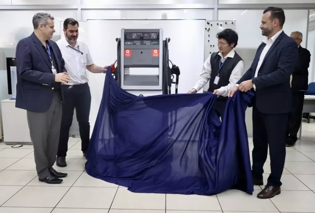 Marcos Guelson superintendente do IPEM-SP, Fabio Suganuma, diretor do LAB e Ulisses Carvalho recebe de Stelmo Carneiro diretor geral LatAm-Dover Fueling Solutions a doação da bomba antifraude Robson Oliveira