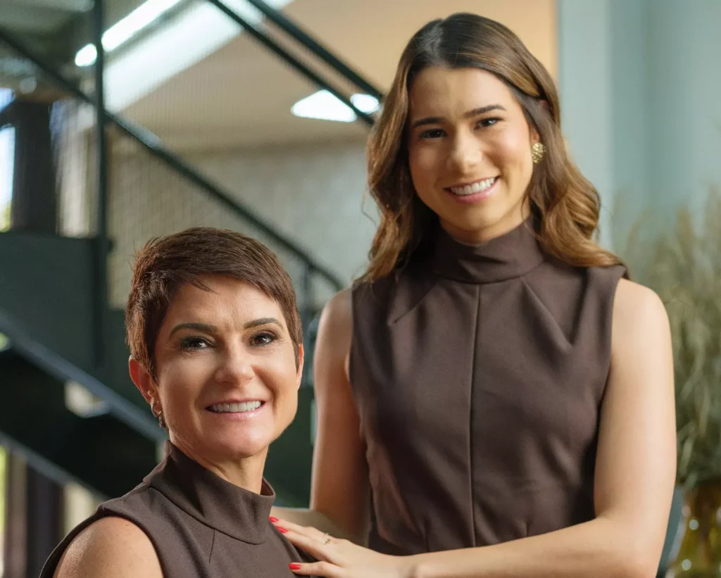 Tamara e Natália Bertol Michelin, mãe e filha, empreendedoras responsáveis pela Naju Cosméticos. Foto: Check Films.