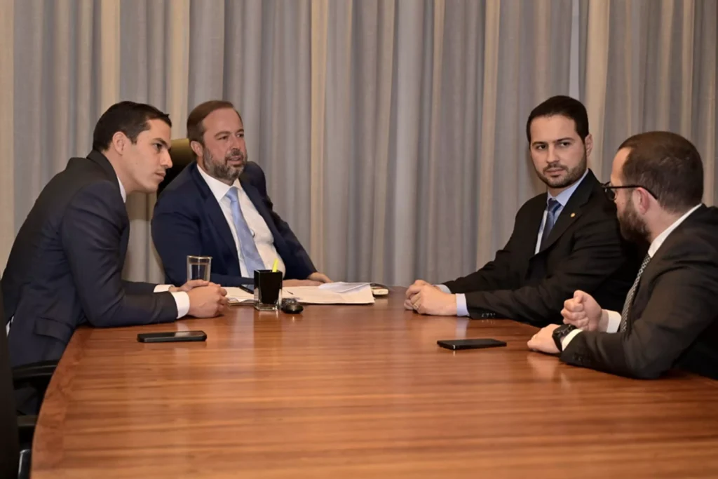 Ministro de Minas e Energia, Alexandre Silveira, e deputado Paulo Litro (PSD) durante reunião para debater sobre o apagão que atingiu o país nessa semana
