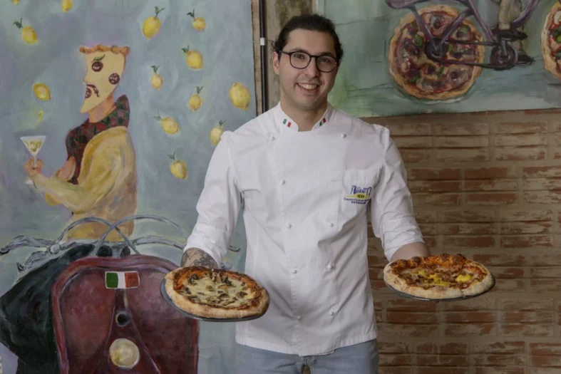 O chef Henrique Campos, formado em nutrição e em gastronomia, possui ampla experiência em comida italiana, por ter morado e trabalhado na Itália, onde se especializando.