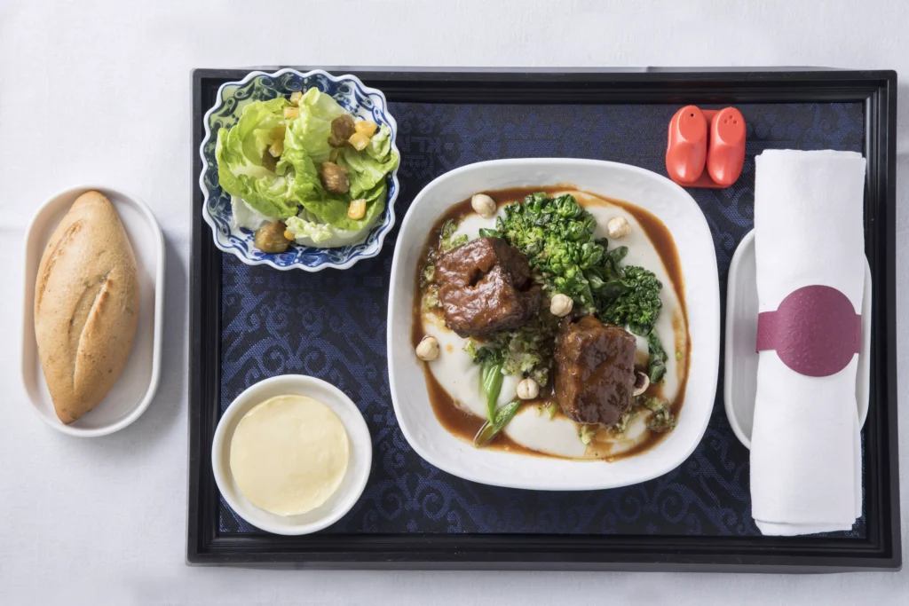 Salada Caipira com jiló beringela assada e costela bovina com purê de mandioca, brócolis, castanhas e molho de cana-de-açúcar
