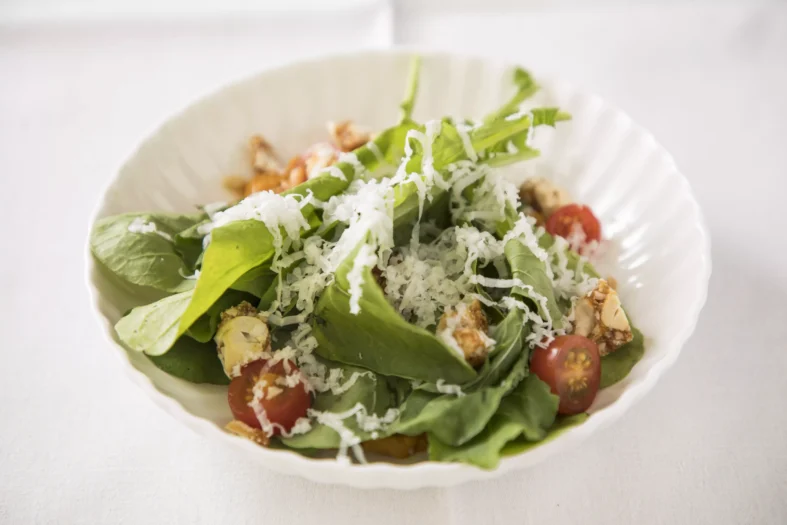 Salada de abóbora, castanhas caramelizadas e rúcula.