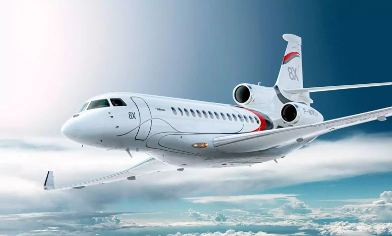 O luxuoso trijato de alcance ultra-longo Falcon 8X.