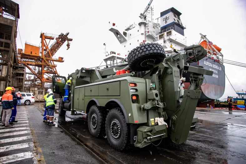 viaturas exército no porto