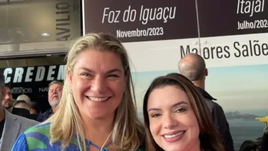 Foto 1 Aline Teigão e Karla Galende, prefeita de Santa Terezinha, na Boat Show: Arquivo Pessoal.