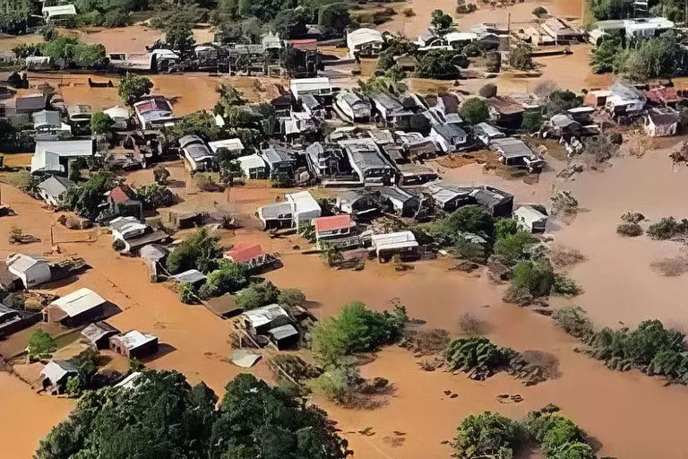 Na região do Vale do Taquari, pessoas ficaram ilhadas no telhado de casas e em prédios apósFoto: Divulgação (Marinha do Brasil)