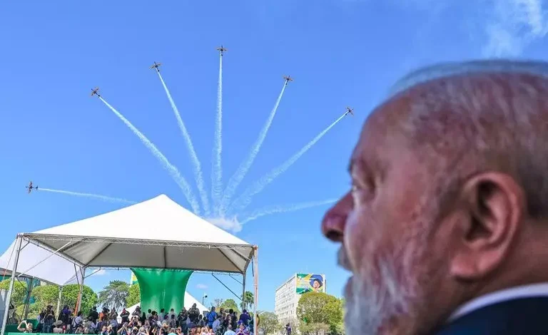 Presidente Lula acompanha as manobras da Esquadrilha da Fumaça no desfile do 7 de setembro em Brasília. Foto: Ricardo Stuckert /PR