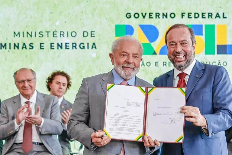 Presidente Lula e o ministro Alexandre Silveira (Minas e Energia) com o projeto de lei do Combustível do Futuro assinado, pronto para ser enviado ao Congresso. Foto: Ricardo Stuckert / PR