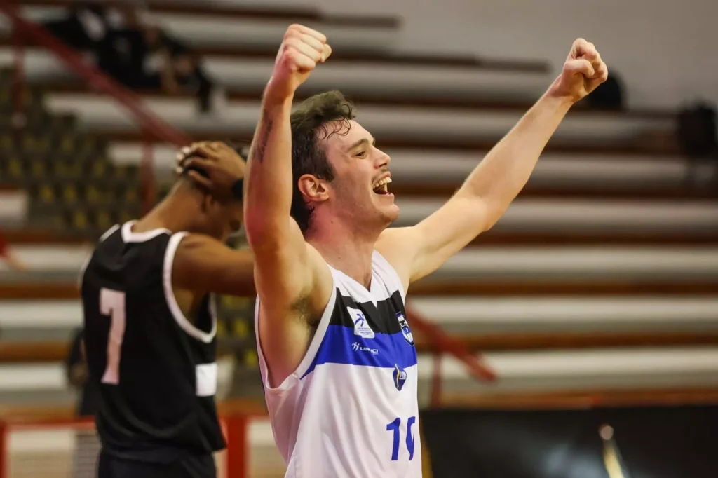 O ala/armador Guilherme Omena comemora a classificação conquistada para a semifinal. Foto: Luiz Pires/LNB