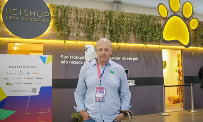 Carlos Eduardo e a cacatua branca, Théo, em visita ao petshop conceito, durante a Feira do Empreendedor 2023 (Crédito: Inove Fotografia)