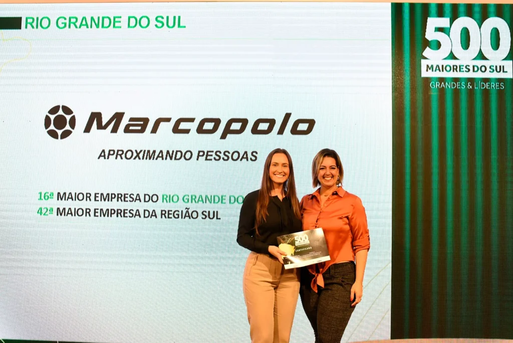 Daiane Schütz Bublitz, analista de comunicação de Marketing da Marcopolo, recebe a premiação Crédito da imagem: Divulgação Marcopolo