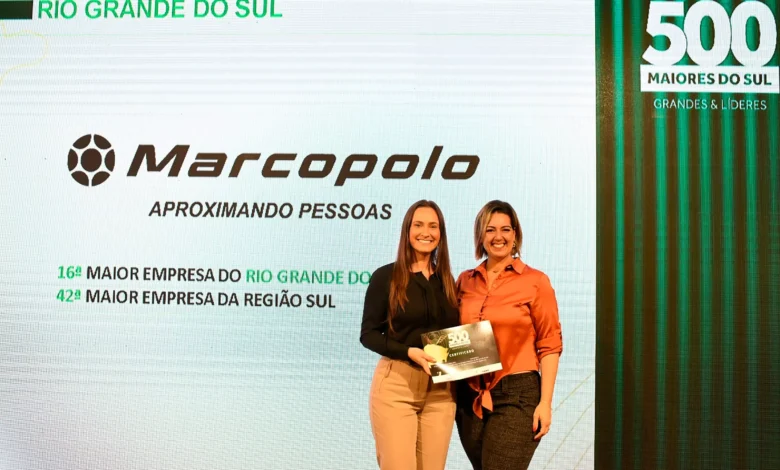 Daiane Schütz Bublitz, analista de comunicação de Marketing da Marcopolo, recebe a premiação Crédito da imagem: Divulgação Marcopolo