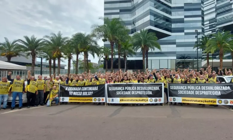 Cerca de 200 policiais e servidores se reuniram em frente à sede da Polícia Federal, em Brasília foto divulgação ADPF