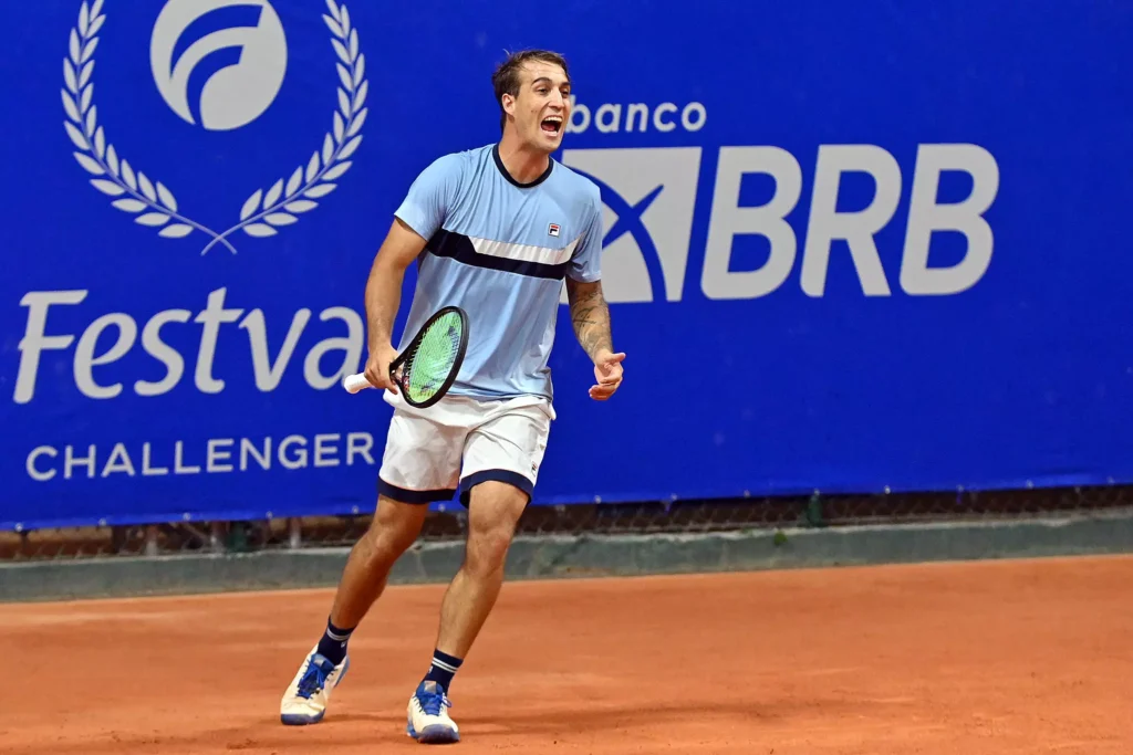 O brasileiro Felipe Meligeni Alves entra em quadra nesta quinta contra o norte-americano Oliver Crawford. Agência Try