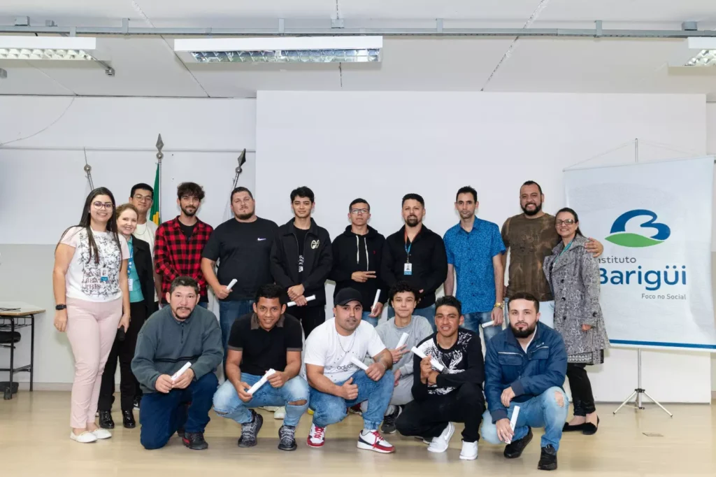 Formandos do curso de Elétrica, Hidráulica e Mecânica Básica de Bicicletas, curso realizado pelo Instituto Barigüi em parceria com Instituto Tibagi. Crédito: Instituto Barigüi/ Divulgação.