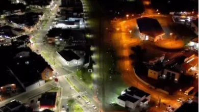 Imagem mostra a diferença da iluminação entre Porto União e União da Vitória / Reprodução: Piá do Drone