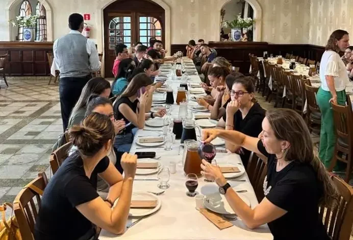 Grupo aproveitando almoço de final de ano, com condições especiais, na Família Madalosso. Rafaela Chaves.
