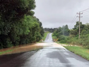 Estradas inundadas nas estradsas da região de rio azul