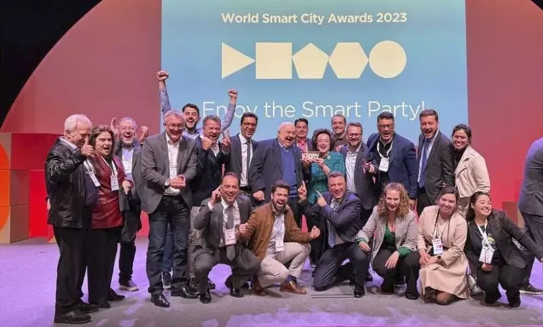 O prefeito Rafael Greca recebeu o principal prêmio do World Smart City Awards, na categoria "Cidades". Foto: Divulgação iCities