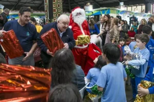 Greca e Papai Noel entregam presentes para as crianças