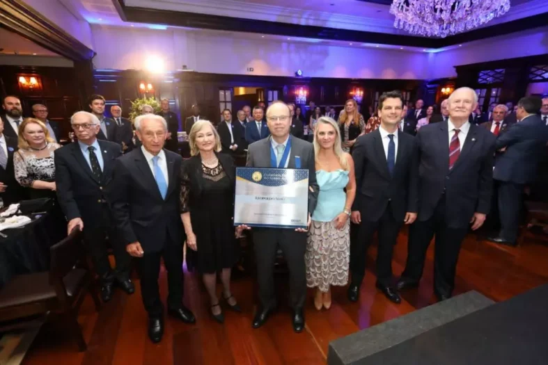 ACP ENTREGA COMENDA BARÃO DO SERRO AZUL AO EMPRESÁRIO LEOPOLDO SENFF